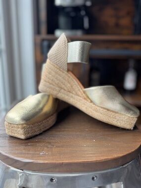 Andre Assous Gold Pedra Wedge Espadrille, Size 8, New